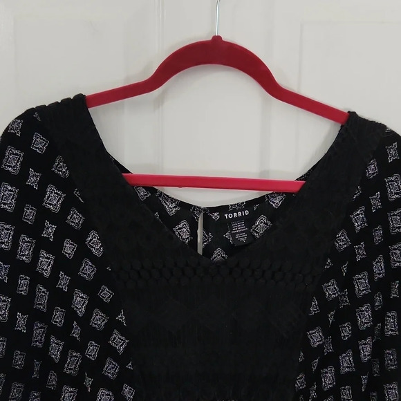 Torrid Black & White Diamond Print Top - Picture 3 of 12